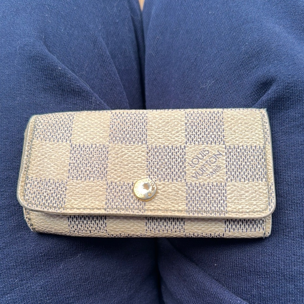 Louis Vuitton damier azure key holder 4 key missing one tooth